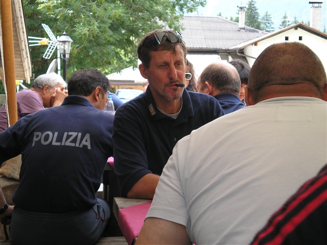 Il gruppo di poliziotti e di Non Vedenti a pranzo al campeggio di Romano.